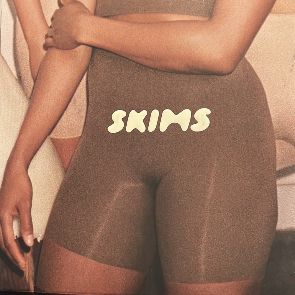 - SKIMS Sculpting short mid thigh New clay - Picture 2 of 3